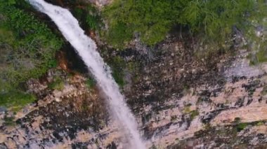Devasa bir şelalenin yukarıdan aşağı görüntüsü, anten. Yüksek kalite 4k görüntü