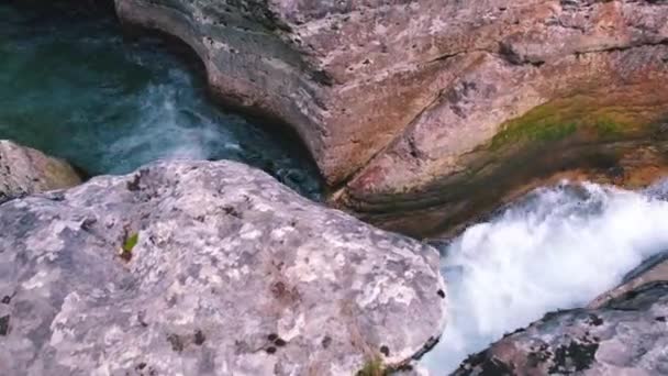 Vista Cerca Una Pequeña Cascada Cascada Fresca Imágenes Alta Calidad — Vídeo de stock