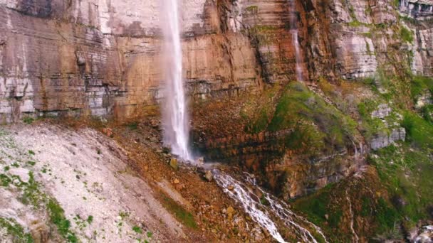滝と巨大な崖の壮大なパノラマ ドローン撮影 高品質4K映像 — ストック動画