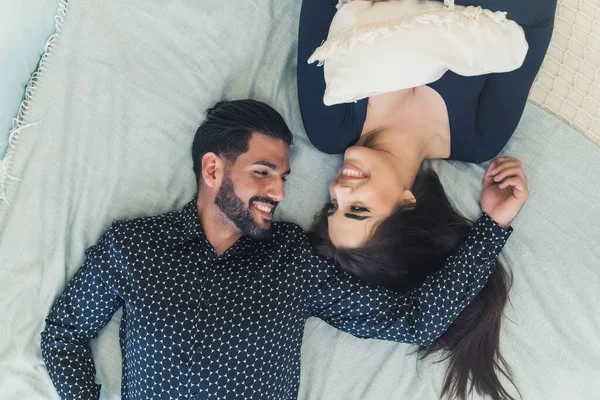 二人の愛 幸せな異性のカップルベッドの上に横たわって ロマンチックな方法で目でお互いを見て結婚し 高品質の写真 — ストック写真