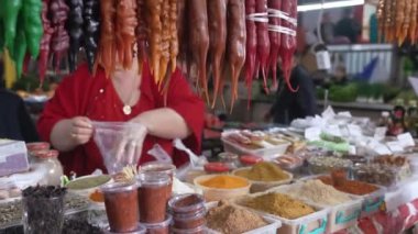 Kutaisi, Imereti, Gürcistan 'ın eski bölümündeki pazarda gevşek baharatlar ve Churchkhela ile tezgah. Yüksek kalite 4k görüntü