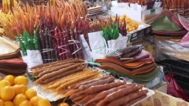 Gürcistan 'ın tatlı Churchkhela' sı Gürcistan 'ın Kutaisi kentindeki bir markette sergilendi. Yüksek kalite 4k görüntü