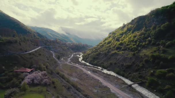 Сценічний Безпілотний Постріл Ущелини Даріалі Горах Кавказу Грузинській Військовій Магістралі — стокове відео
