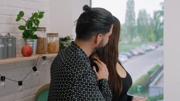 Apaixonado Afetivo Casal Jovem Interracial Abraçando Olhando Para Outro Com — Vídeo de Stock