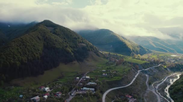 Widok Lotu Ptaka Zachmurzone Góry Kaukazu Gruzińską Autostradę Wojskową Kazbegi — Wideo stockowe