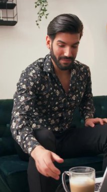 Ev ofisinin konsepti. Ev stüdyosundaki bir video görüşmesiyle konuşan yakışıklı bir adam. Yüksek kalite 4k görüntü