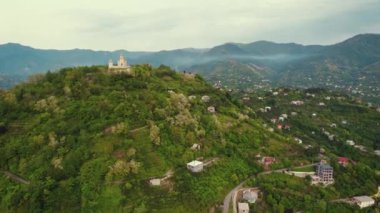 Sameba Kutsal Üçlü Katedrali Kilisesi, Batumi, Adjara, Georgia 'nın insansız hava aracı yeminleri. Yüksek kalite 4k görüntü