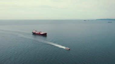 Karadeniz, Batumi, Gürcistan 'da küçük bir gemi ve sıvı kargo taşıyan bir tankerin insansız hava aracı görüntüsü. Yüksek kalite 4k görüntü