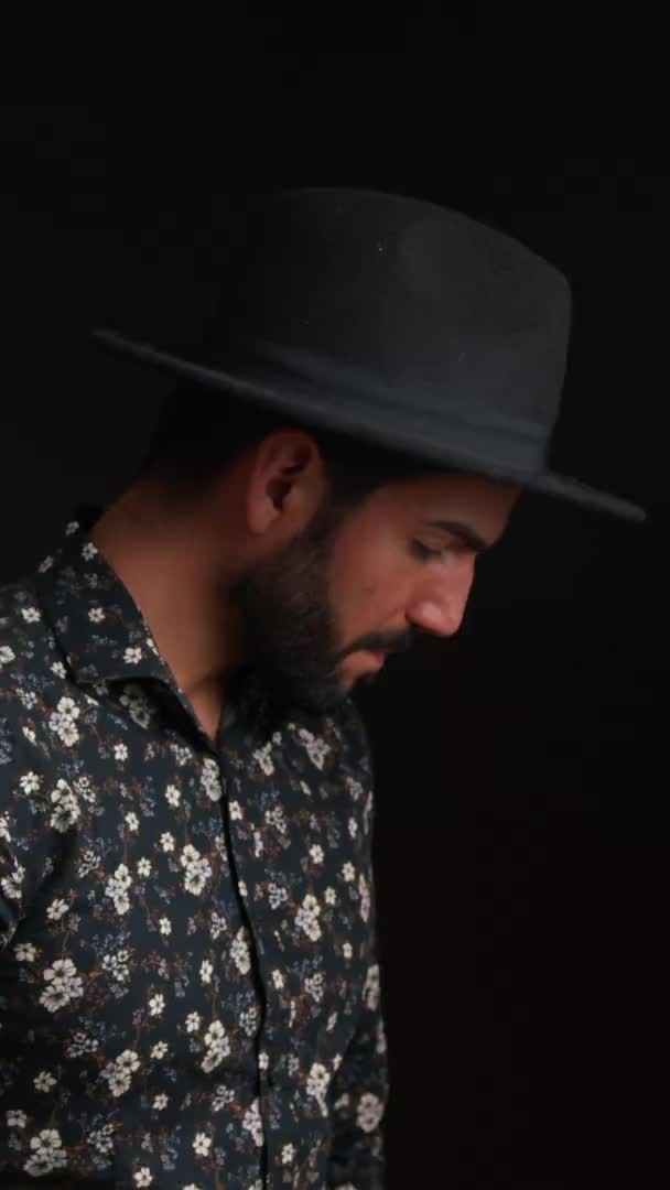 Γενειοφόρος Λατινοαμερικάνος Όμορφος Άντρας Αγγίζει Μαύρο Καπέλο Κοιτάζοντας Σοβαρά Μέσα — Αρχείο Βίντεο