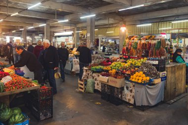 05.16.2022. Kutaisi, Georgia. Kutaisi 'de yeni ürünlerle yerel pazara bakmak. Yüksek kalite fotoğraf