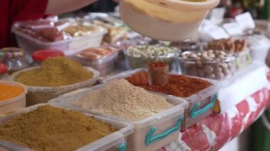 Gürcistan, Kutaisi 'de bir müşteriye baharat gösteren bir kadın. Yüksek kalite 4k görüntü