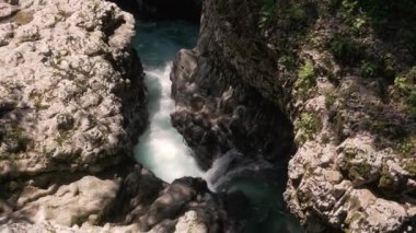 Azul suyu olan bir kanyonun yakın görüntüsü. Yüksek kalite 4k görüntü