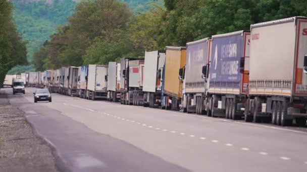 2022 Militaire Weg Georgië Wachtrijen Van Vrachtwagens Die Rij Staan — Stockvideo