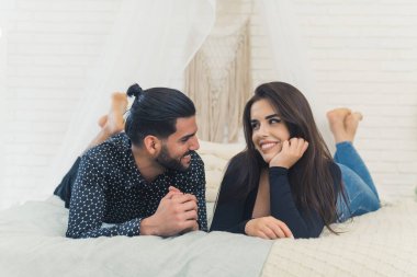 Romantik bir ruh hali. Birbirlerine bakıp gülümseyen güzel bir çiftin fotoğrafı. Yüksek kalite fotoğraf