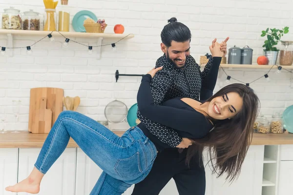 Casal Romântico Feliz Dançando Cozinha Moderna Casa Foto Alta Qualidade — Fotografia de Stock