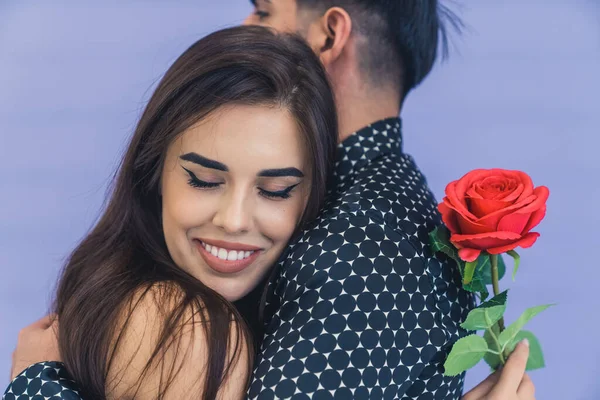 Atractiva Pareja Joven Abrazándose Entre Mujer Está Sosteniendo Una Rosa — Foto de Stock