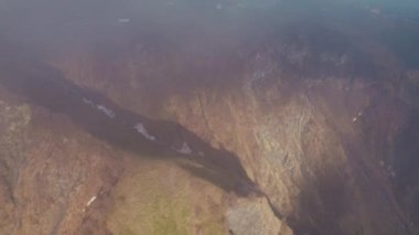 Bulutlardan yükselen büyük Kafkas dağları, havadan çekim. Yüksek kalite 4k görüntü