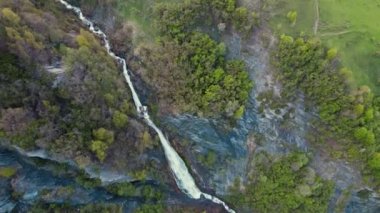 Dariali Gorge 'un yukarıdan görünen manzarası, Kafkasya dağlarındaki Tergi nehri, Georgia. Yüksek kalite 4k görüntü