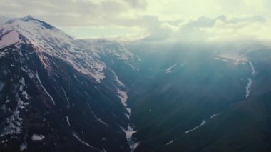 Gürcistan 'daki karlı Kafkaslar' ın muhteşem hava manzarası. Yüksek kalite 4k görüntü