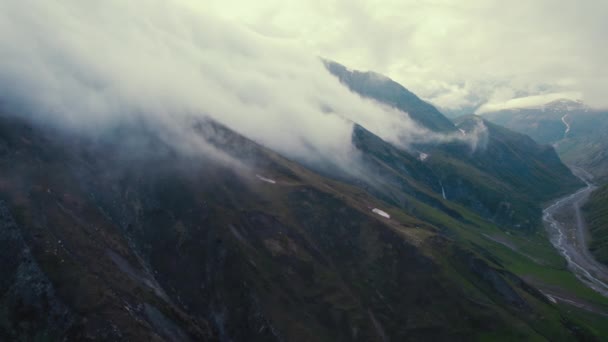 Kafkasya Dağları Üzerinde Bulutlar Kazbegi Stepantsminda Gürcistan Atışı Yüksek Kalite — Stok video