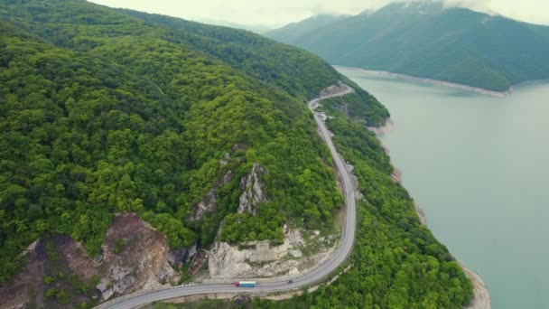 Vanuit Lucht Uitzicht Een Weg Bergen Een Groot Waterreservoir Hoge — Stockvideo