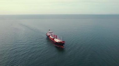 Karadeniz, Batumi, Adjara, Gürcistan 'daki küçük bir petrol tankerinin yukarıdan görünüşü. Yüksek kalite 4k görüntü