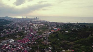 Karadeniz kıyısındaki Batumi, Adjara, Gürcistan 'daki çarpıcı şehrin hava manzarası. Yüksek kalite 4k görüntü