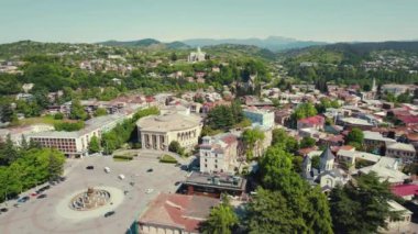 Gürcistan 'ın Kutaisi kentinin havadan görünüşü. Bagrati Katedrali ve uzaktaki dağlar. Yüksek kalite 4k görüntü