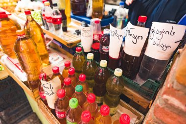 16.05.2022. Kutaisi, Georgia. Kutaisi pazarında ev yapımı sert içki tezgahı. Yüksek kalite fotoğraf