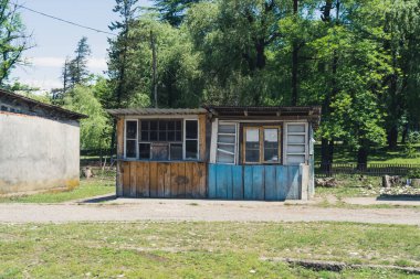 Georgia 'da iki küçük eski kabin. Yüksek kalite fotoğraf