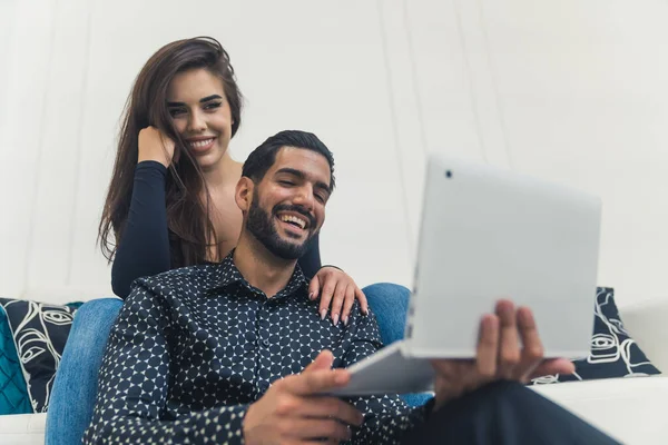 Joyful Bebaarde Latino Man Met Een Laptop Brunette Gelukkige Vrouw — Stockfoto