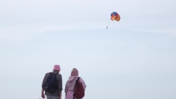 2022 Batumi Georgië Uitzicht Een Paar Lopen Een Persoon Paragliding — Stockvideo
