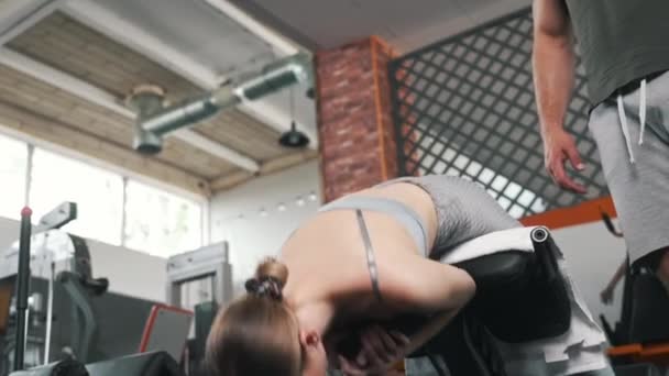Ευρωπαϊκή Νεαρή Γυναίκα Γκρι Αθλητικό Ντύσιμο Ξαπλωμένη Ένα Παγκάκι Γυμναστικής — Αρχείο Βίντεο