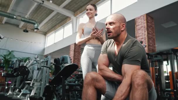 Inomhus Skjuten Ett Välutrustat Gym Fokuserad Muskulös Kaukasier Kille Bär — Stockvideo