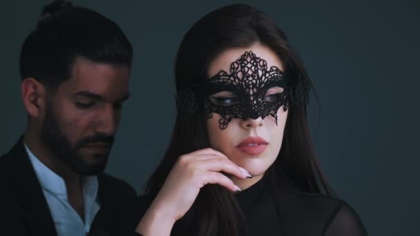 Sexy Schöne Kaukasische Frau Schwarzen Kleidern Und Schwarzer Karnevalsmaske Die – Stockvideo © PoppyPix #575019982