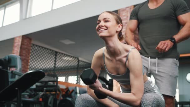 Gym Concept Blanke Vrouw Die Een Halter Optilt Terwijl Aan — Stockvideo