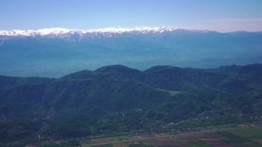 Gürcistan, Avrupa 'daki Kafkasya dağlarının ve yeşil tepelerin hava görüntüleri. Yüksek kalite 4k görüntü