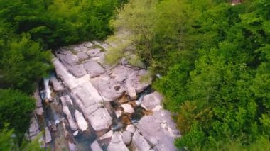 Derin çağlayanlarla dolu güzel yeşil bir manzara. Yüksek kalite 4k görüntü