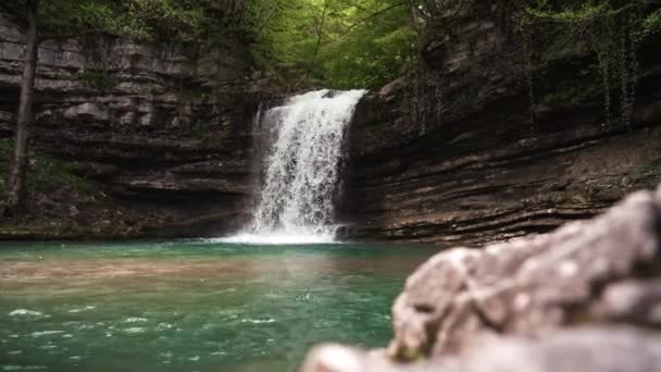 Malý Horský Vodopád Krásném Zeleném Prostředí Vysoce Kvalitní Záběry — Stock video