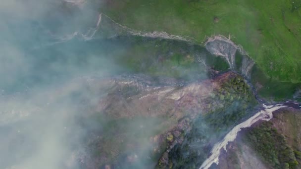 Kafkasya Dağlarındaki Nehir Vadisi Bulutlu Bir Havada Iyi Manzara Yüksek — Stok video