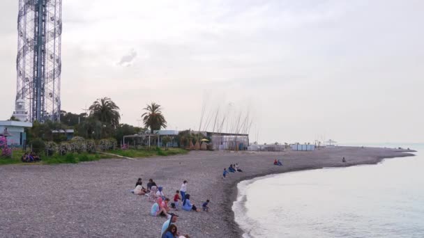 2022 Batumi Georgia Persone Sedute Sulla Spiaggia Del Mar Nero — Video Stock