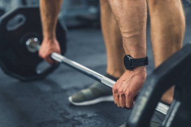 Spor salonunda egzersiz yapan güçlü bir sporcu. Vücut geliştirme ve sağlıklı yaşam tarzları için vücut geliştirme egzersizi yapan bir sporcu. Yüksek kalite fotoğraf