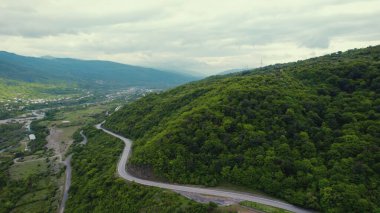 Mouuntain Yolu 'nun yükselen manzarası. Hava görüntüsü. Yüksek kalite fotoğraf