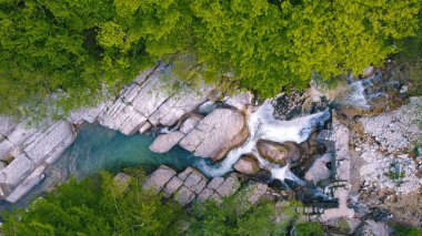 Nehir boyunca büyük kayalar ve kayalar. Okatse Kanyonu, Imereti bölgesi, Gürcistan, Kafkasya. Yüksek kalite fotoğraf