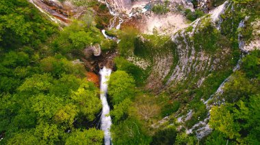Büyük, güzel bir şelale ve nehrin yükselen görüntüsü. Yüksek kalite fotoğraf