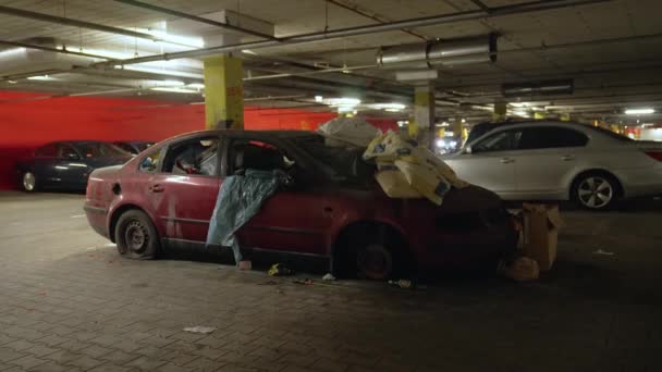 2022 Varsóvia Polónia Carro Vermelho Destruído Cheio Lixo Garagem Estacionamento — Vídeo de Stock