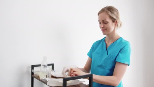 病院の中に手袋をはめた若い可愛いブロンドの白人看護師が白人の背景医学の概念を撃った 高品質4K映像 — ストック動画