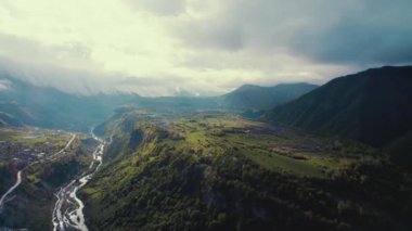 Gürcistan, Avrupa 'daki yeşil Kafkasya dağlarının görkemli manzarası. İHA atışı. Yüksek kalite 4k görüntü