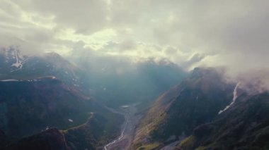 Muhteşem bir vadi manzarası ve bulutlarla kaplı Kafkas dağları Kazbegi, Stepantsminda, Georgia. Hava görüntüsü. Yüksek kalite 4k görüntü