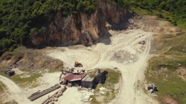 Tuğlaların yukarıdan görünüşü kentsel olmayan bölgede küçük bir depo, havadan çekim. Yüksek kalite 4k görüntü